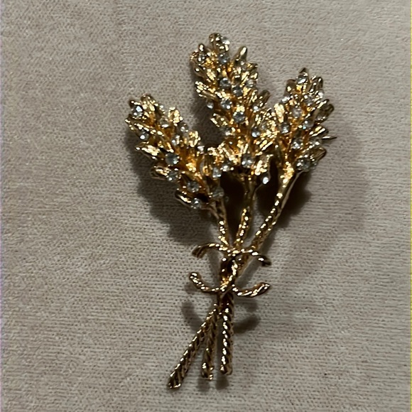 Chanel Gold Tone and Crystals Wheat Brooch,  Twist Stems, Signed on back - Picture 2 of 15